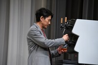 ビールを注ぐ藤木直人。