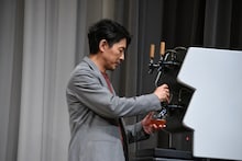 ビールを注ぐ藤木直人。