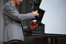 藤木直人に注がれるビール。