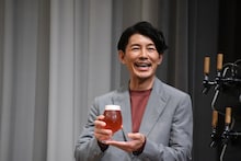 注いだビールを誇らしげに記者陣に見せる藤木直人。
