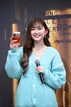 藤木直人からビールを受け取ってうれしそうなゆうちゃみ。