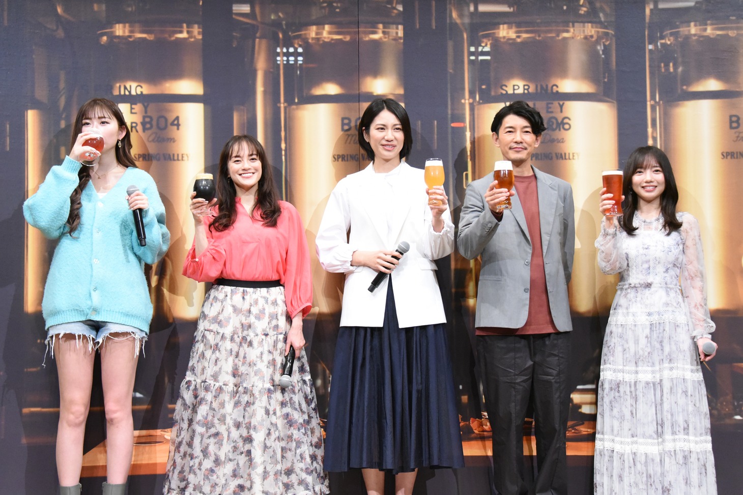 乾杯の様子。1人だけ先にビールを飲んでしまったゆうちゃみ（左端）。