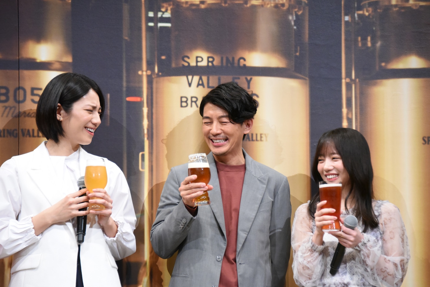左から松下奈緒、藤木直人、齊藤京子。