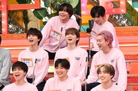 小型カメラに向けてタイトルコールをするリョウガ（上段右）。