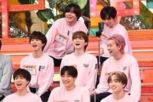 小型カメラに向けてタイトルコールをするリョウガ（上段右）。