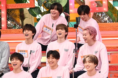 小型カメラに向けてタイトルコールをするリョウガ（上段右）。