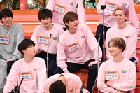 発言するユーキ（超特急 / 中央）。