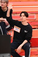 挙手するREI（ONE N' ONLY）。