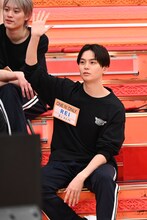 挙手するREI（ONE N' ONLY）。