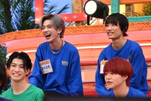 爆笑する田中洸希（SUPER★DRAGON）と柴崎楽（SUPER★DRAGON）。