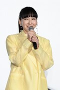 マイクを握り締める麻生久美子。
