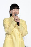 マイクを握り締める麻生久美子。