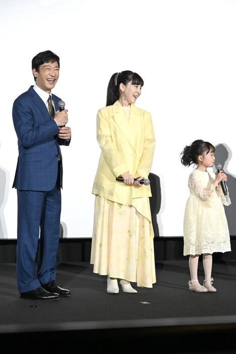 左から堺雅人、麻生久美子、池村碧彩。
