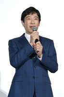 マイクを握り締める堺雅人。