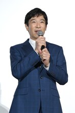 マイクを握り締める堺雅人。