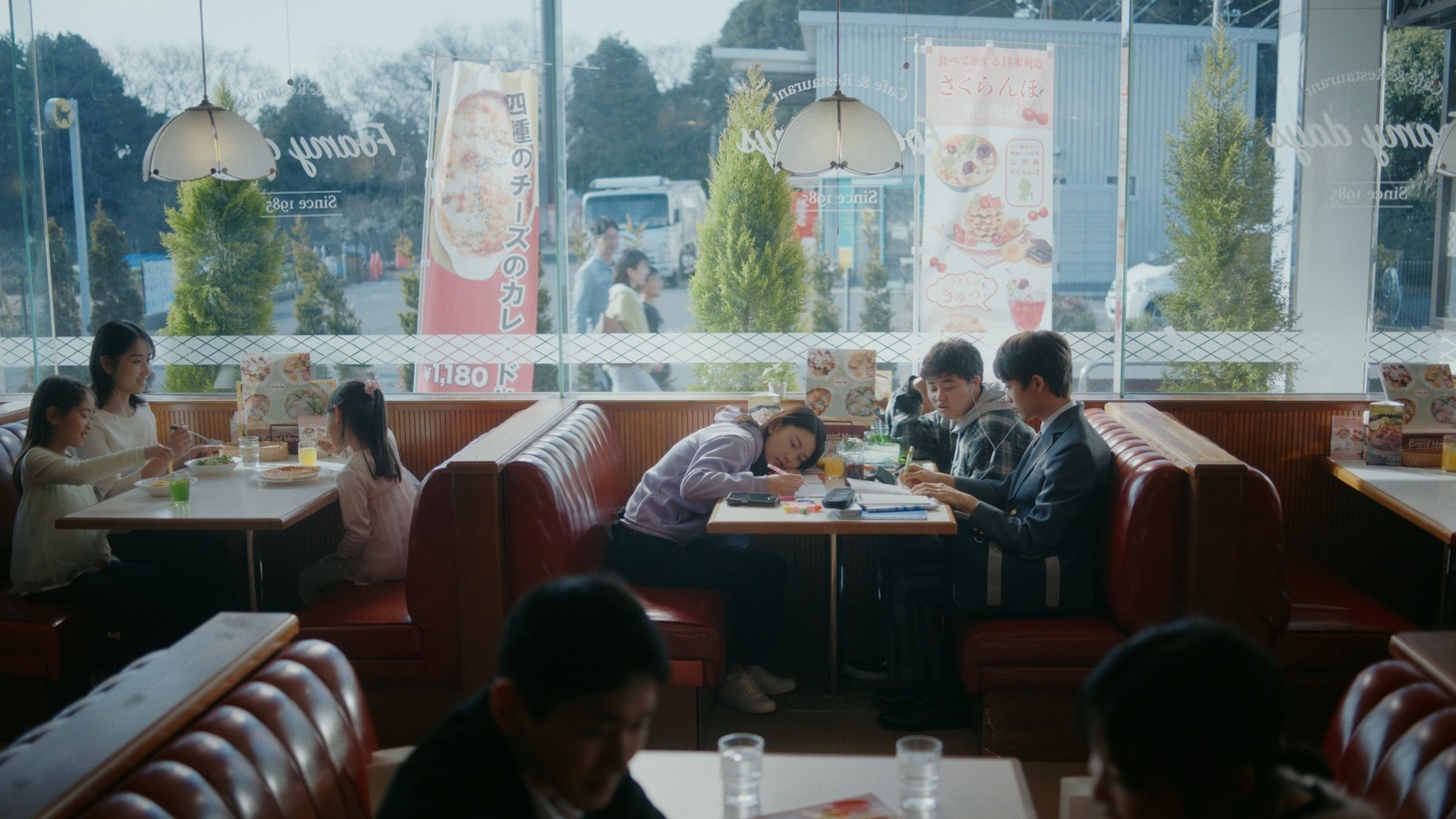 UQ mobileのWeb動画「3年間のそばに」より。