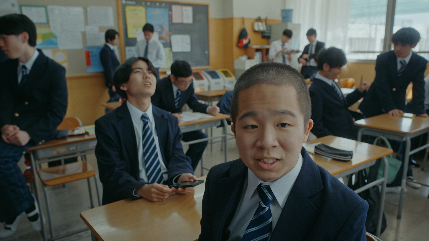 UQ mobileのWeb動画「3年間のそばに」より。
