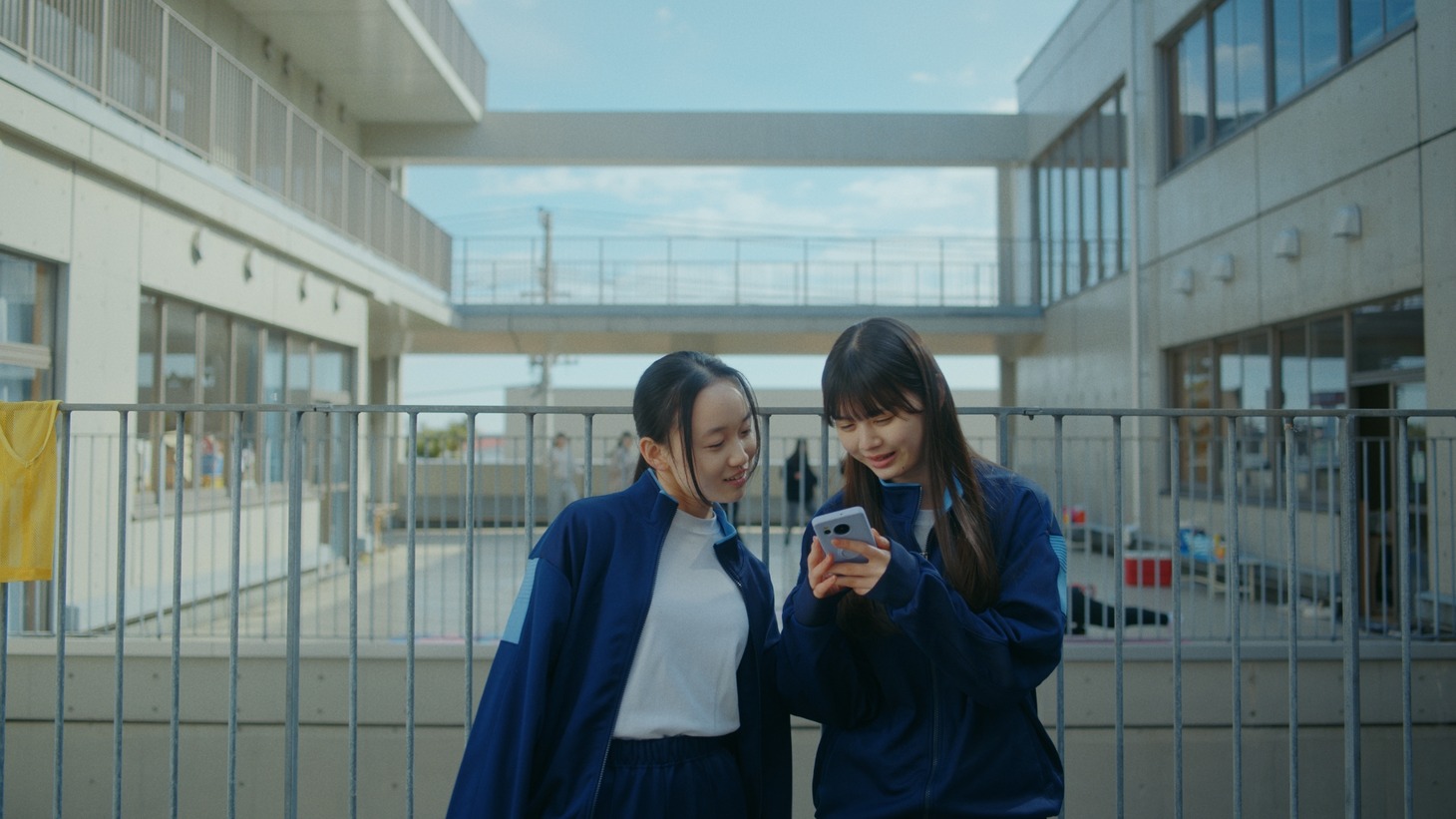 UQ mobileのWeb動画「3年間のそばに」より。