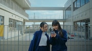 UQ mobileのWeb動画「3年間のそばに」より。