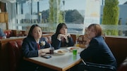 UQ mobileのWeb動画「3年間のそばに」より。