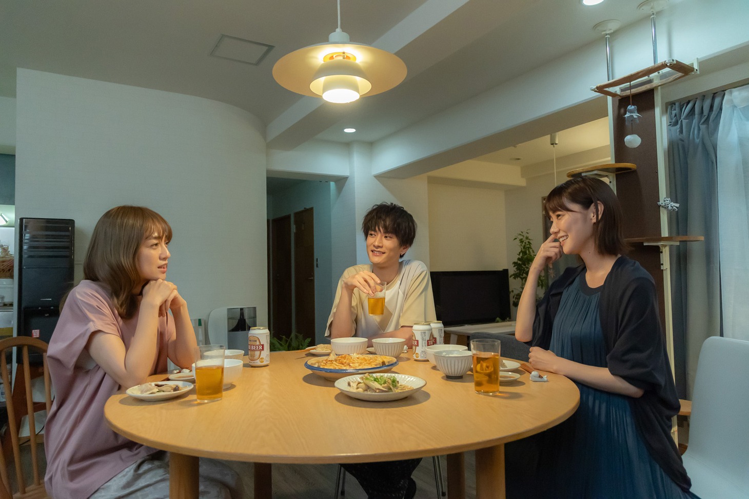 「三日月とネコ」場面写真より。 (c)2024映画「三日月とネコ」製作委員会 (c)ウオズミアミ / 集英社