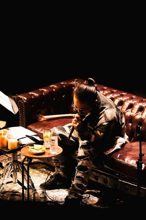 「WANIMA 1Time Acoustic Live」3月2日 東京・Billboard Live TOKYO［2nd］ 公演よりKENTA（Vo, B）。（Photo by Jon…）