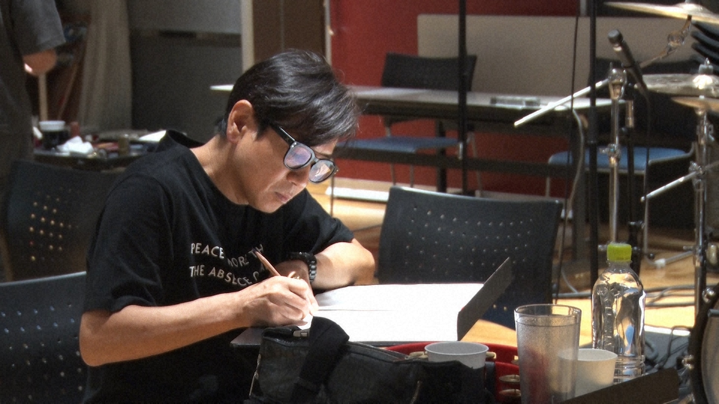 リハーサル中の藤井フミヤ。(c)NHK2024