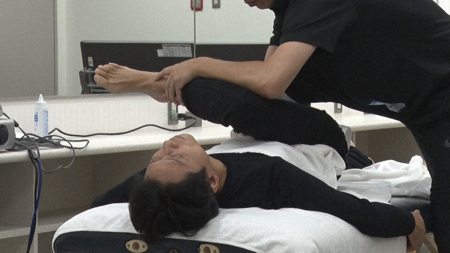 マッサージを受ける藤井フミヤ。(c)NHK2024