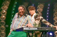 「TOKAKUKA」を歌うロバート秋山と西川貴教。(c)メ～テレ