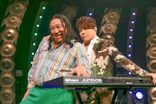 「TOKAKUKA」を歌うロバート秋山と西川貴教。(c)メ～テレ