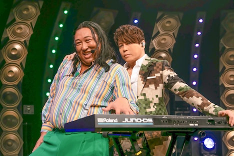 「TOKAKUKA」を歌うロバート秋山と西川貴教。(c)メ～テレ