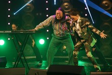 「TOKAKUKA」を歌うロバート秋山と西川貴教。(c)メ～テレ