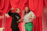 篠田直哉プロデューサーとロバート秋山。(c)メ～テレ