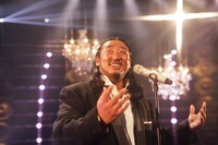 「願い」を歌うロバート秋山。(c)メ～テレ