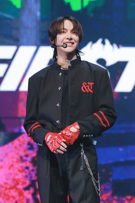 NICHOLAS  (c)HYBE LABELS JAPAN