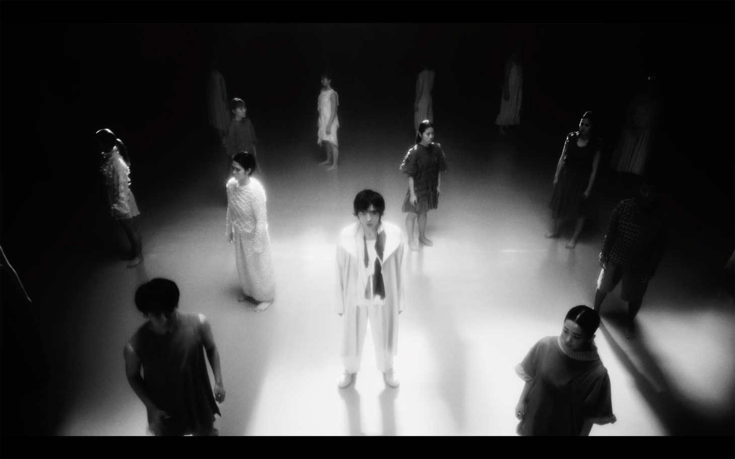 imase「Shine Out」ミュージックビデオより。
