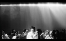 imase「Shine Out」ミュージックビデオより。