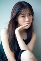 来栖りんの写真集「step by step」より。（撮影：細居幸次郎）