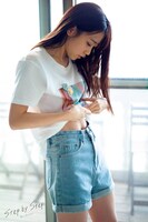 来栖りんの写真集「step by step」より。（撮影：細居幸次郎）