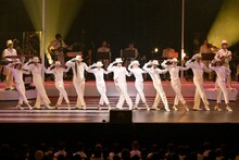 Mrs. GREEN APPLE「The White Lounge」東京・東京ガーデンシアター公演の様子。（撮影：古溪一道 / 田中聖太郎写真事務所）