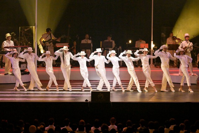 人気画像1位は「Mrs. GREEN APPLE、真っ白な世界で繰り広げた音楽劇『The White Lounge』閉幕」より、Mrs. GREEN APPLE「The White Lounge」の様子。（撮影：古溪一道 / 田中聖太郎写真事務所）