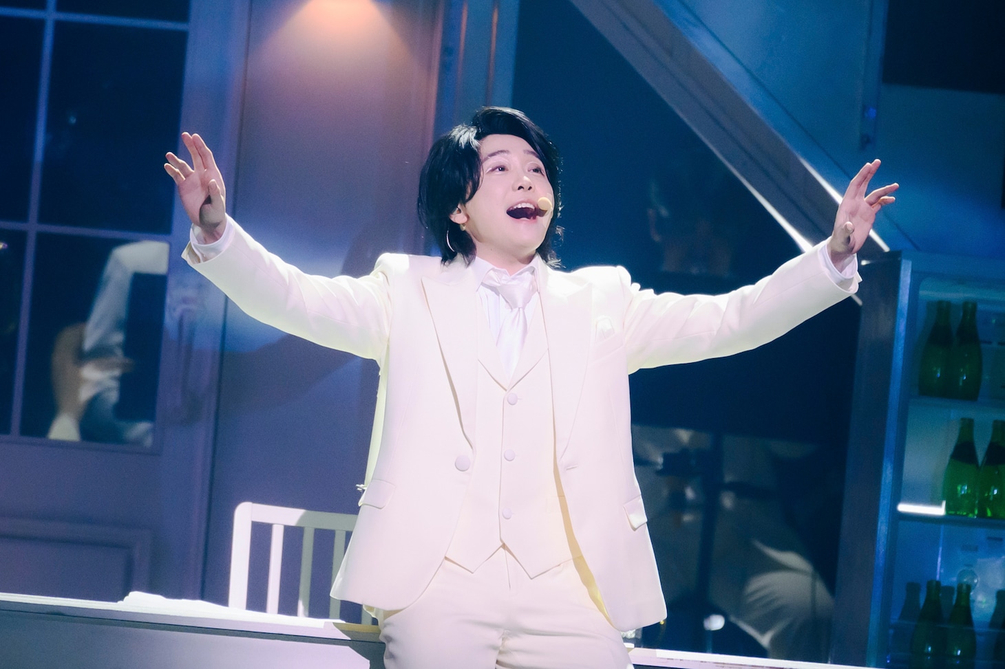 人気画像8位は「Mrs. GREEN APPLE、真っ白な世界で繰り広げた音楽劇『The White Lounge』閉幕」より、大森元貴（Vo, G）。（撮影：金谷龍之介［田中聖太郎写真事務所］）