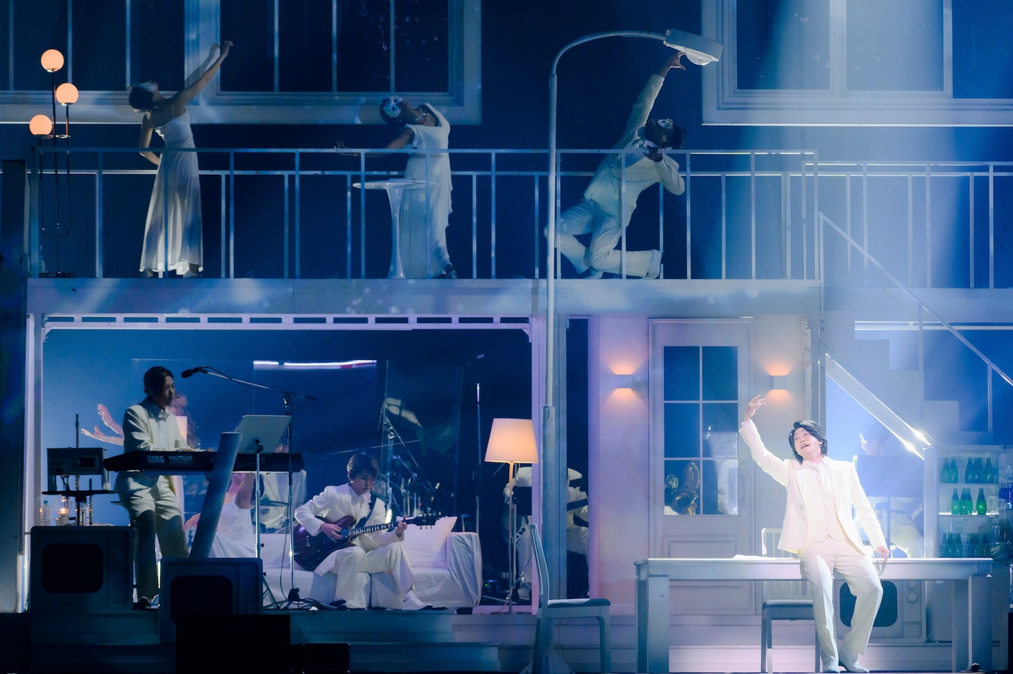 人気画像4位は「Mrs. GREEN APPLE、真っ白な世界で繰り広げた音楽劇『The White Lounge』閉幕」より、Mrs. GREEN APPLE「The White Lounge」東京・東京ガーデンシアター公演の様子。（撮影：金谷龍之介［田中聖太郎写真事務所］）