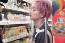 買い出し中のシューヤ。