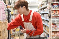 買い出し中のユーキ。