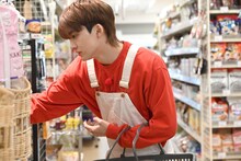 買い出し中のユーキ。