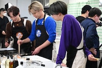 カイの“実家飯”調理の様子。後ろ手にチーズを隠し持つリョウガ（右）。