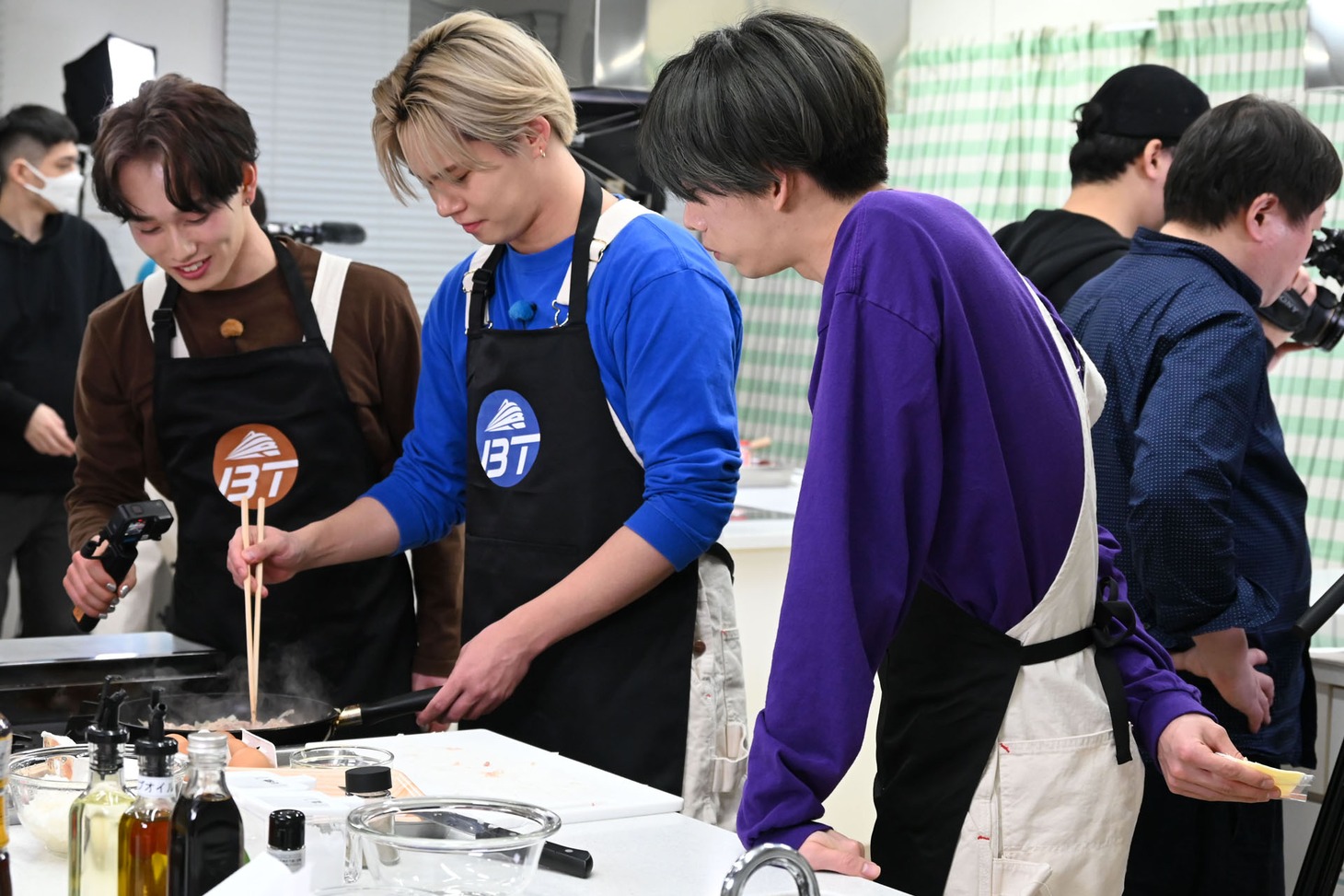 カイの“実家飯”調理の様子。後ろ手にチーズを隠し持つリョウガ（右）。