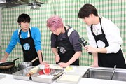 シューヤの“実家飯”調理の様子。