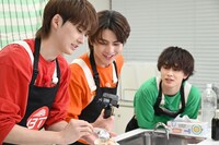 ユーキの“実家飯”調理の様子。